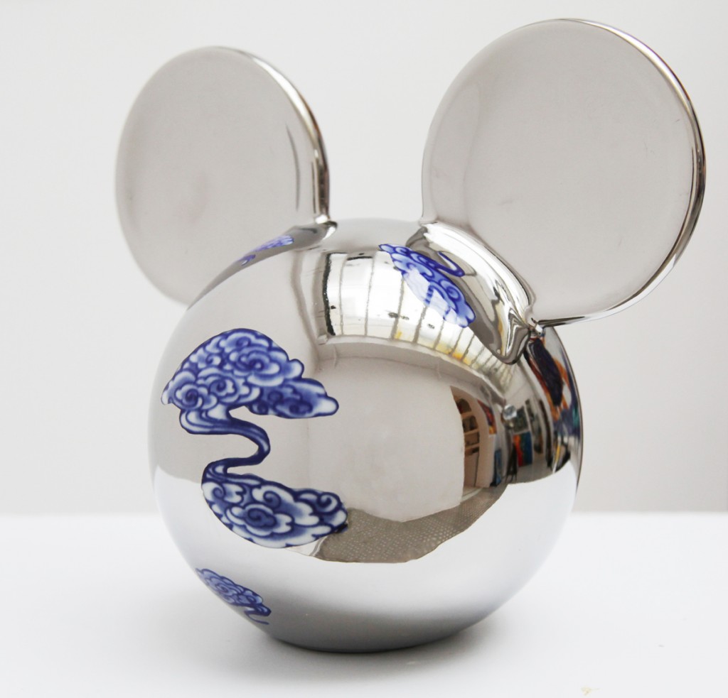 Mickey, Argent (2013)